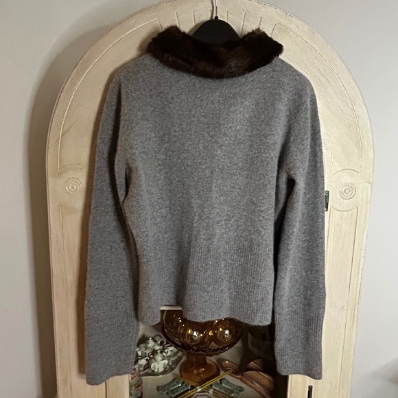 Willi Smith Gray V-Neck Sweather with Removable Faux Mink Fur Collar, Size L - Picture 3 of 13